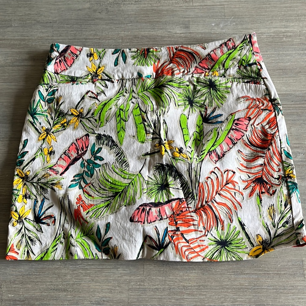 Attyre skort palm and floral print on beige background size 10. Very gently worn